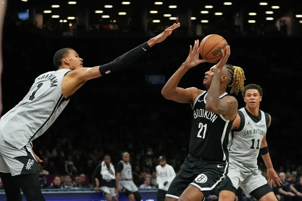 San Antonio Spurs' Victor Wembanyama, left, defends a shot by Brooklyn Nets' Noah Clowney (21) during the first half of an NBA basketball game Thursday, Feb. 26, 2026, in New York. (AP Photo/Frank Franklin II)