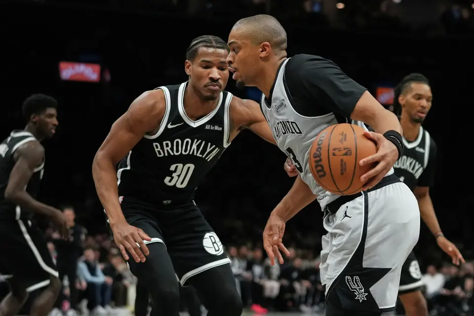 San Antonio Spurs' Keldon Johnson, right, drives past Brooklyn Nets' Ochai Agbaji during the second half of an NBA basketball game Thursday, Feb. 26, 2026, in New York. (AP Photo/Frank Franklin II)