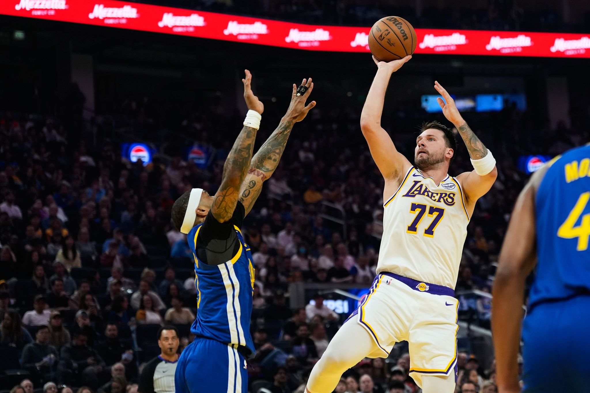 Luka Doncic anota 26 puntos, LeBron James suma 22 y Lakers arrollan a ...