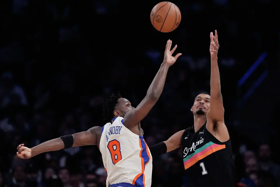 New York Knicks' Og Anunoby, left, blocks a pass headed for San Antonio Spurs' Victor Wembanyama during the first half of an NBA basketball game Sunday, March 1, 2026, in New York. (AP Photo/Seth Wenig)