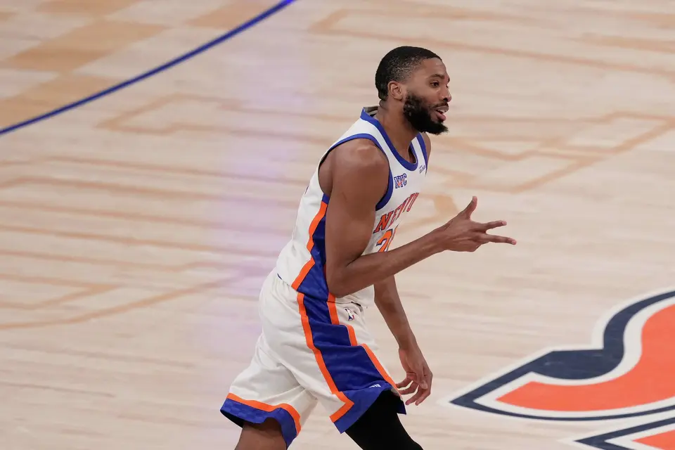 New York Knicks' Mikal Bridges reacts after hitting a three-point basket during the second half of an NBA basketball game against the San Antonio Spurs Sunday, March 1, 2026, in New York. (AP Photo/Seth Wenig)