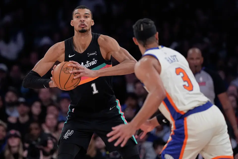 San Antonio Spurs' Victor Wembanyama, left, looks to pass around New York Knicks' Josh Hart (3) during the second half of an NBA basketball game Sunday, March 1, 2026, in New York. (AP Photo/Seth Wenig)