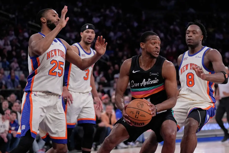 San Antonio Spurs' De'Aaron Fox, second from right, is surrounded by New York Knicks defenders during the second half of an NBA basketball game Sunday, March 1, 2026, in New York. (AP Photo/Seth Wenig)