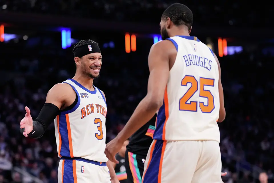 New York Knicks' Josh Hart, left, celebrates with Mikal Bridges during the second half of an NBA basketball game against the San Antonio Spurs Sunday, March 1, 2026, in New York. (AP Photo/Seth Wenig)
