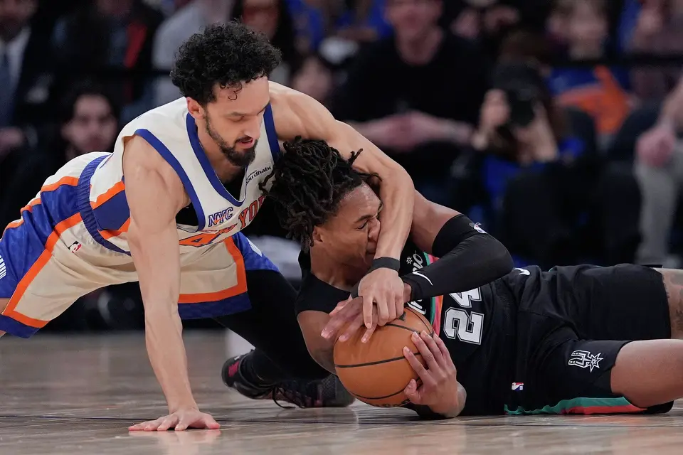 New York Knicks' Landry Shamet, top, tries to grab the ball from San Antonio Spurs' Devin Vassell during the first half of an NBA basketball game Sunday, March 1, 2026, in New York. (AP Photo/Seth Wenig)