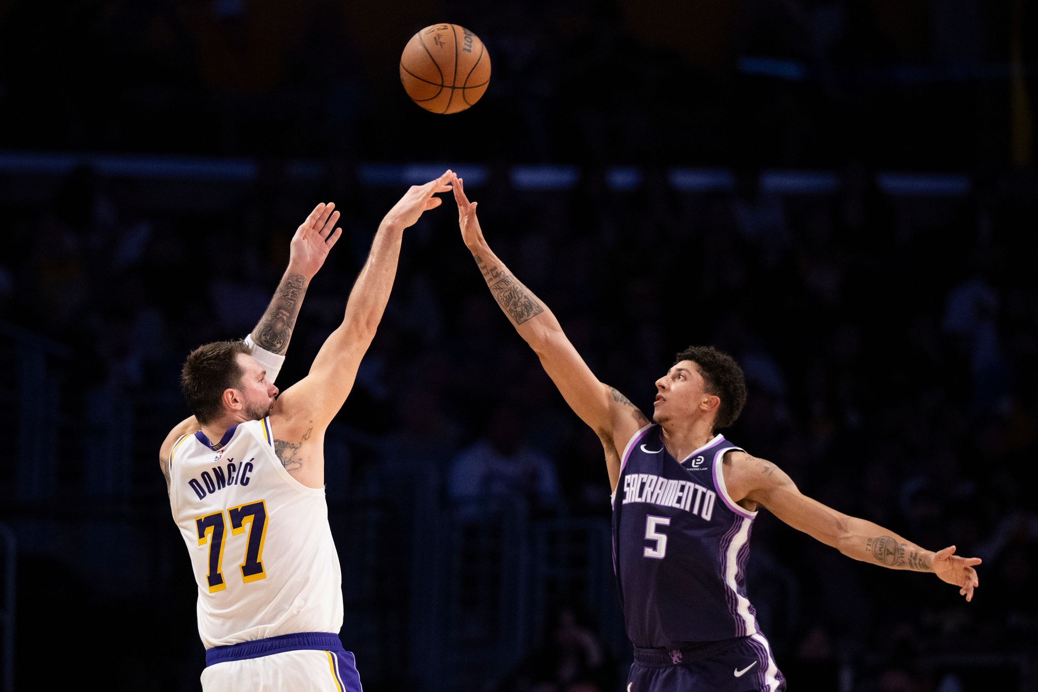 Luka and LeBron lead Lakers past Kings 128-104 to complete back-to-back ...