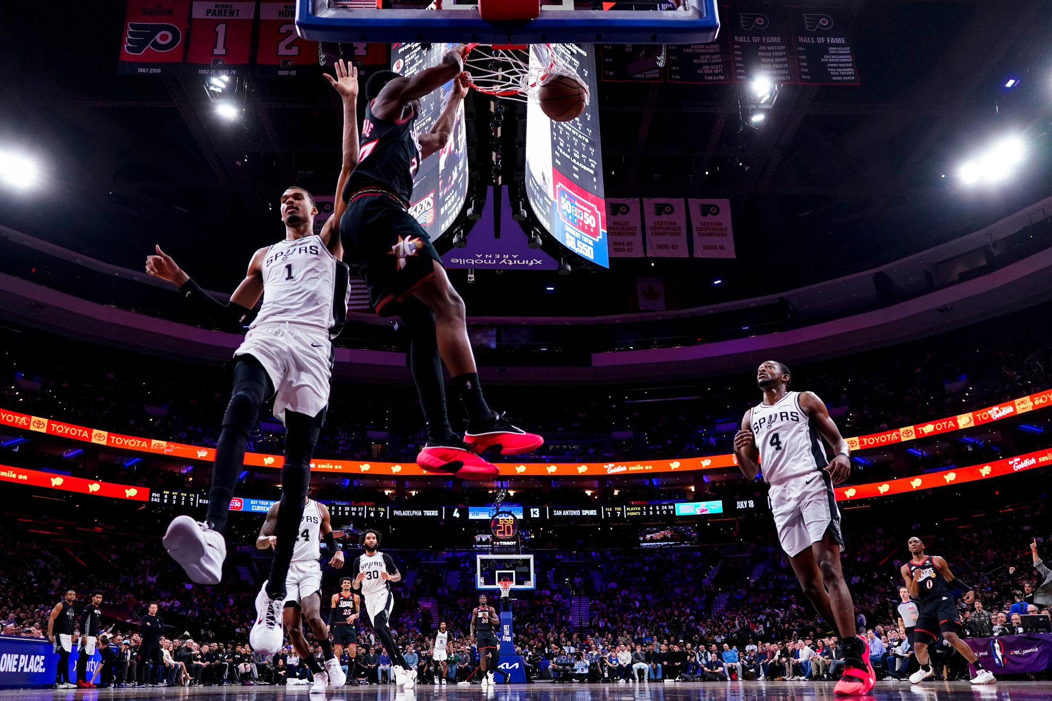 76ers rookie VJ Edgecombe leaves with sore back after hard fall against ...