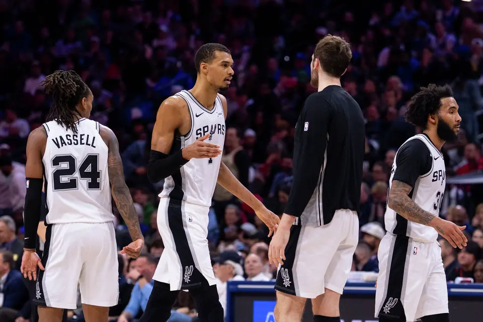 San Antonio Spurs' Victor Wembanyama, center left, celebrates with teammates during the first half of an NBA basketball game against the Philadelphia 76ers, Tuesday, March 3, 2026, in Philadelphia. (AP Photo/Chris Szagola)
