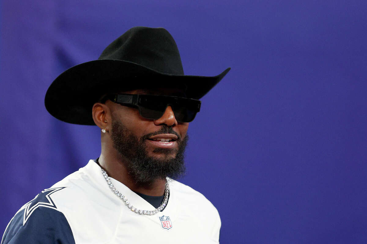 Dez Bryant has been coaching his son up. 