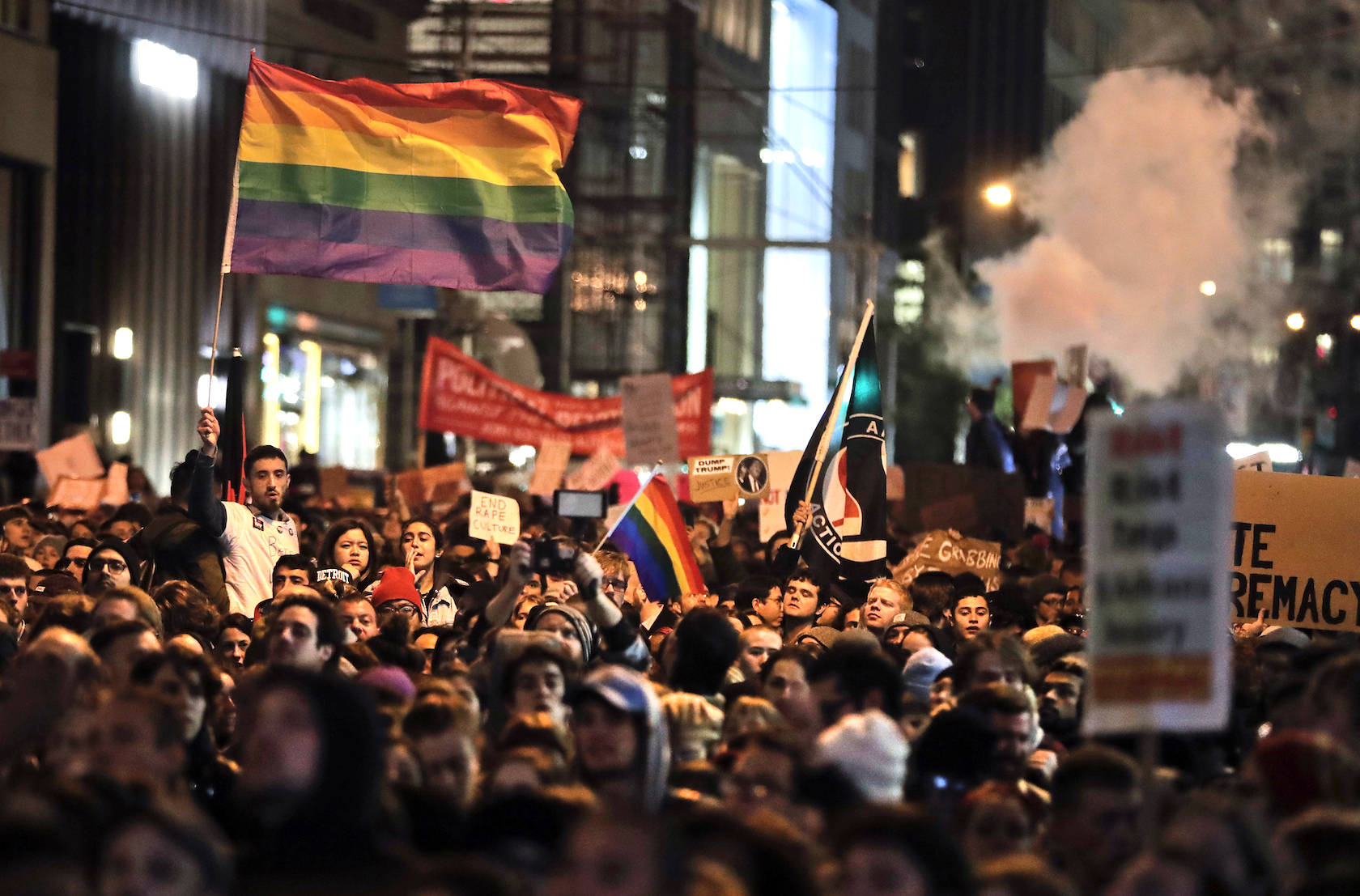 Miles protestan en contra de Donald Trump en varias ciudades