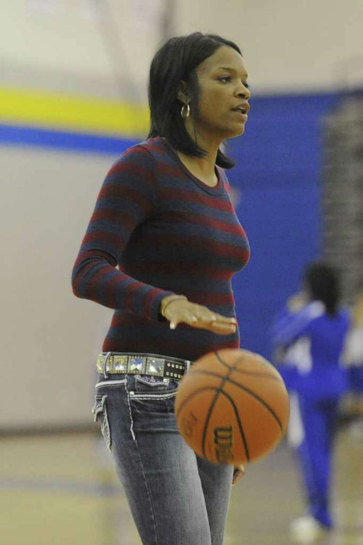 Ozen's first female boys basketball coach leads sophomore team