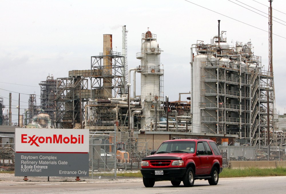 Suit demands Exxon Mobil reduce emissions at Baytown refinery