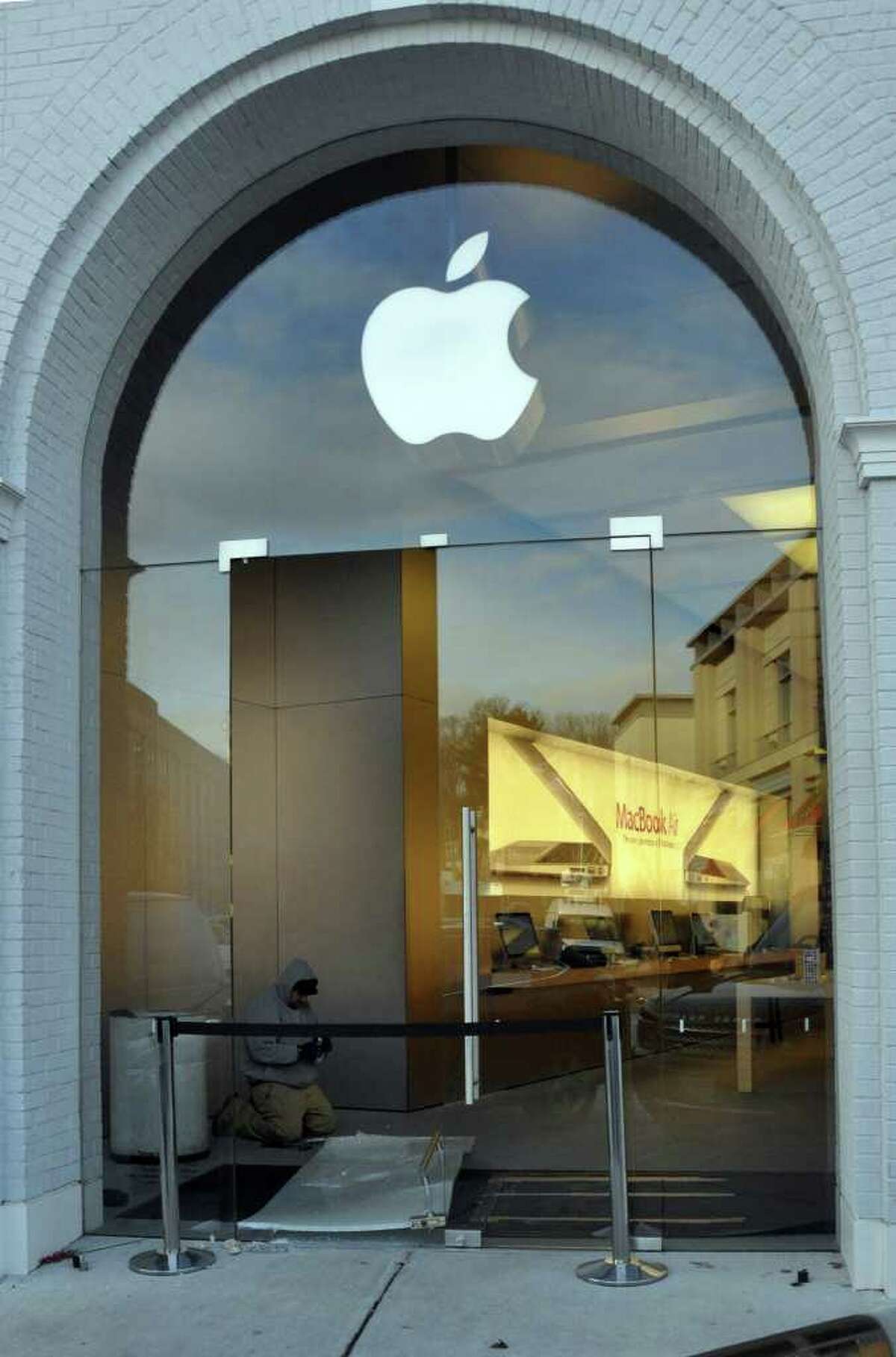 Thieves Bust Into Avenue Apple Store Take Tens Of Thousands Of Dollars In Electronics