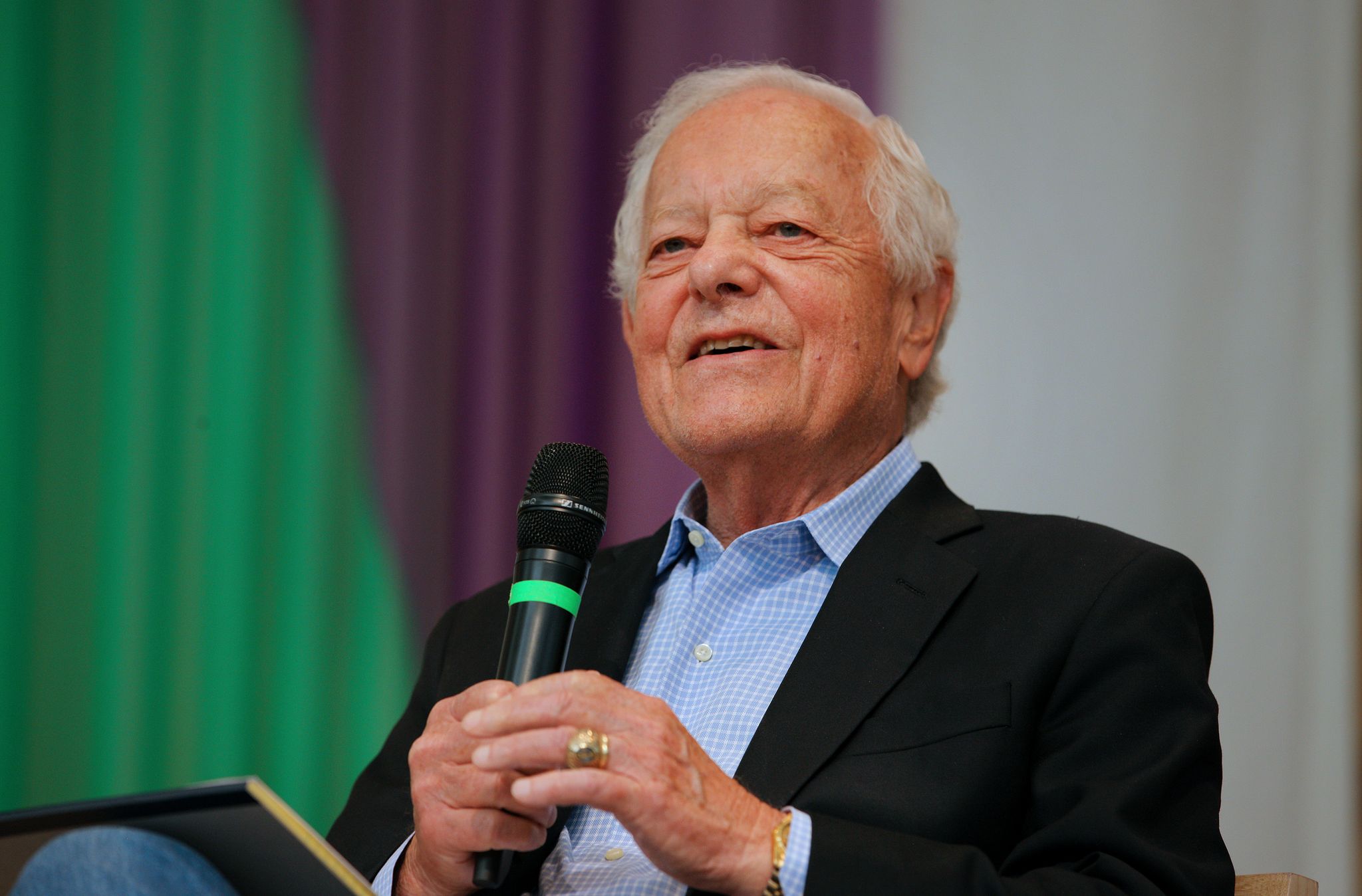 CBS' Bob Schieffer announces he'll retire this summer
