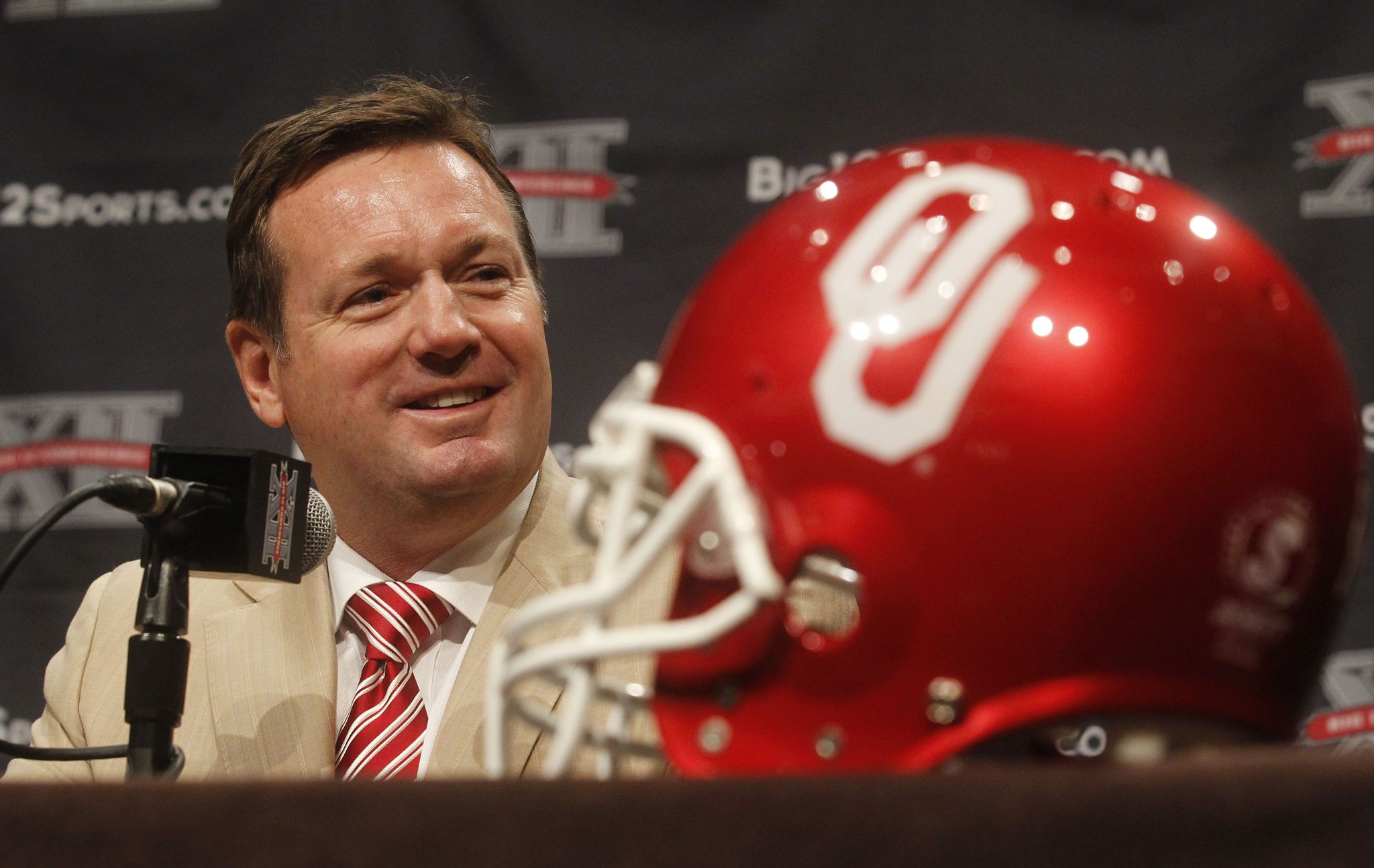 Former Oklahoma head coach Bob Stoops elected to College Football Hall ...