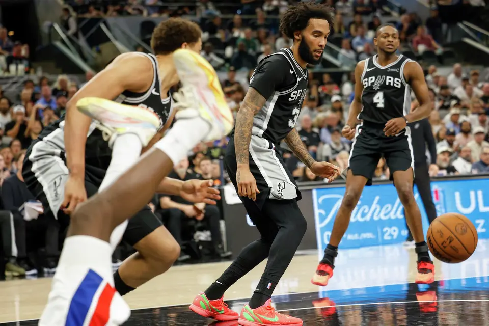 San Antonio Spurs forward Keldon Johnson (3) and San Antonio Spurs guard De'aaron Fox (4) go after a loose ball at Frost Bank Center in San Antonio, Thursday, March 5, 2026. The Spurs defeated the Pistons, 121-106.