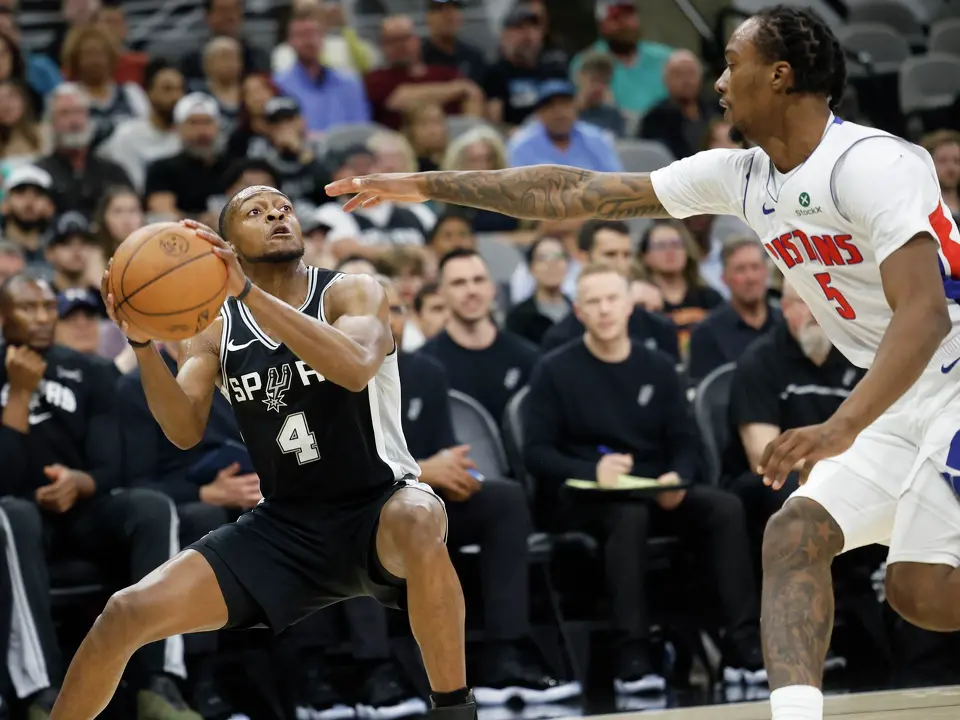 San Antonio Spurs guard De'aaron Fox (4) looks to pass guarded by Detroit Pistons forward Ronald Holland II (5) at Frost Bank Center in San Antonio, Thursday, March 5, 2026. The Spurs defeated the Pistons, 121-106.