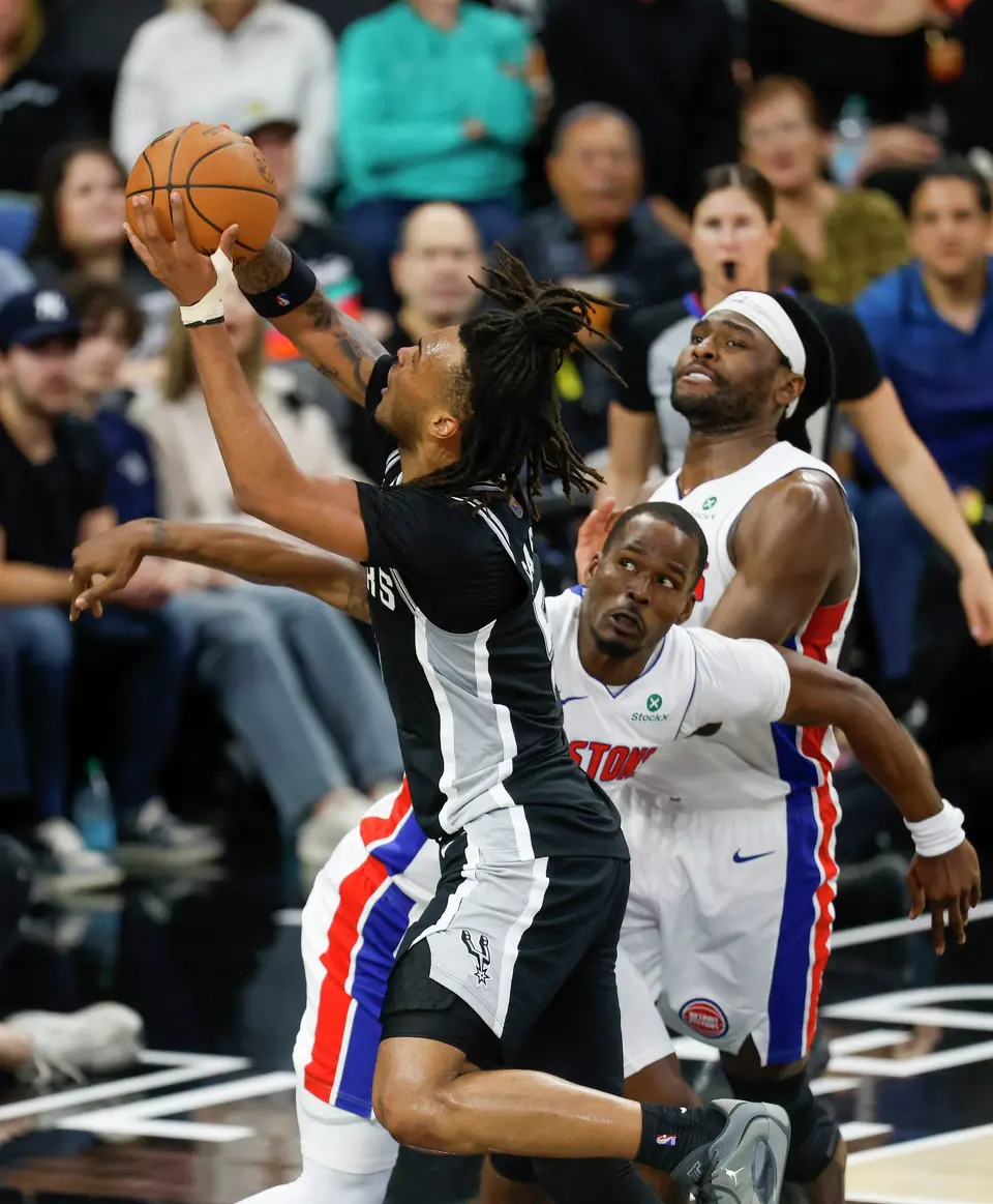 San Antonio Spurs guard Stephon Castle (5) shoots the ball at Frost Bank Center in San Antonio, Thursday, March 5, 2026. The Spurs defeated the Pistons, 121-106.