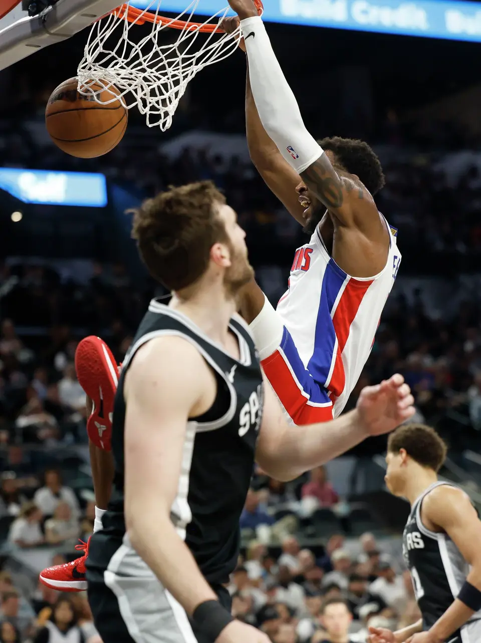 Detroit Pistons forward Paul Reed (7) dunks the ball at Frost Bank Center in San Antonio, Thursday, March 5, 2026. The Spurs defeated the Pistons, 121-106.