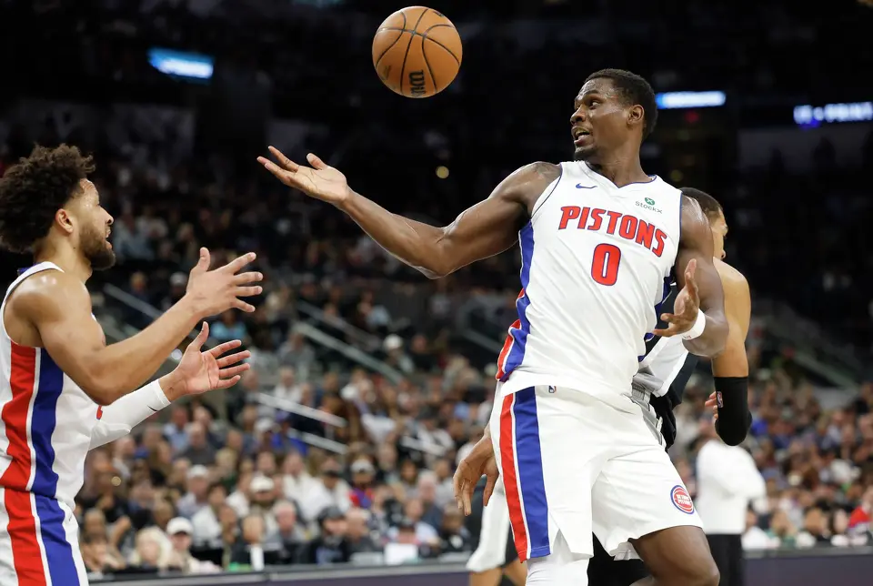 Detroit Pistons center Jalen Duren (0) reaches for the ball at Frost Bank Center in San Antonio, Thursday, March 5, 2026. The Spurs defeated the Pistons, 121-106.
