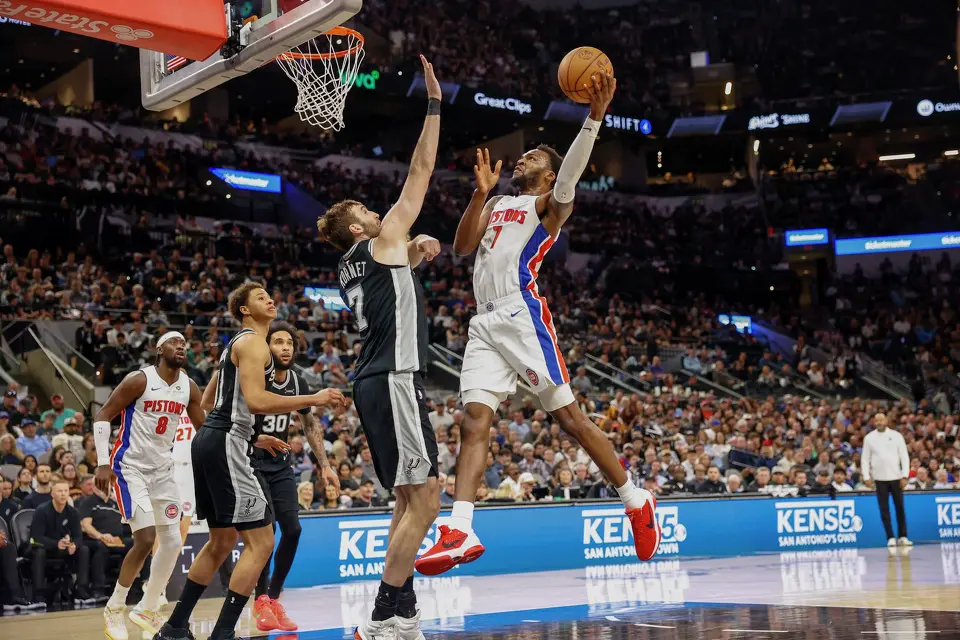 Detroit Pistons forward Paul Reed (7) shoots the ball guarded by San Antonio Spurs center Luke Kornet (7) at Frost Bank Center in San Antonio, Thursday, March 5, 2026. The Spurs defeated the Pistons, 121-106.