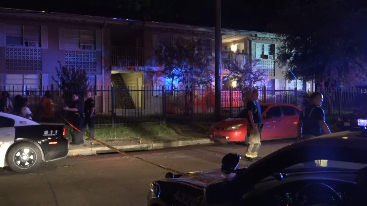 Police looking for suspect in fatal shooting at apartment complex in ...