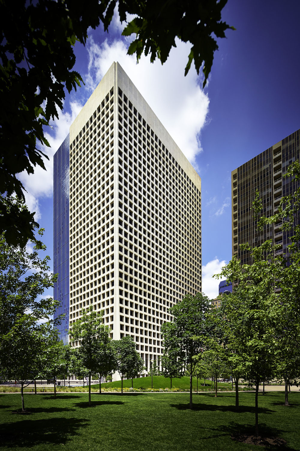 One Main Place tower in downtown Dallas signs major office lease with ...