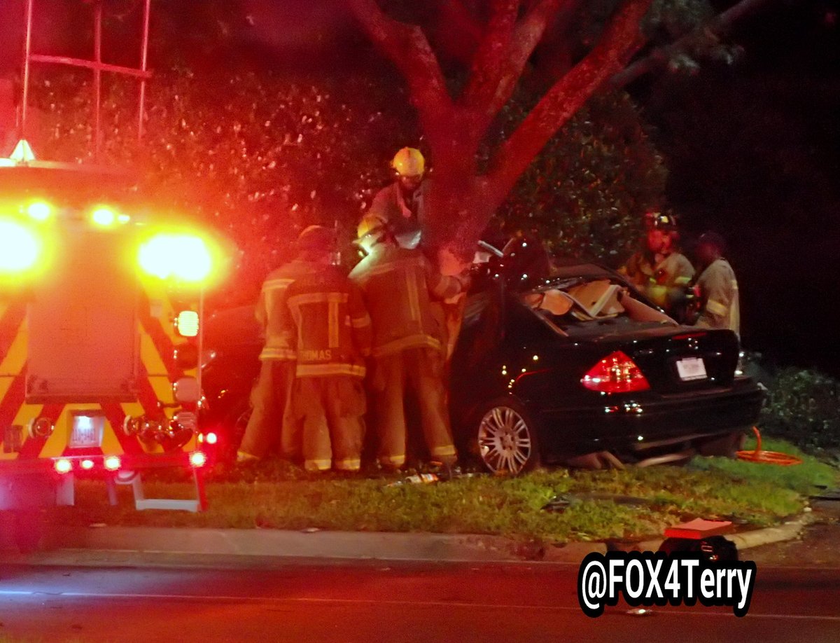 Driver dies after crashing into tree in northwest Dallas