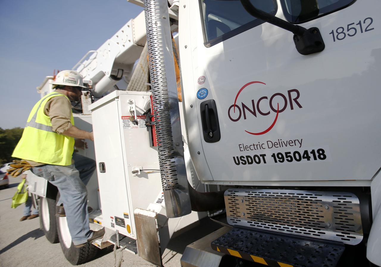 In Oncor deal, Hunts face tough test at Texas utility commission
