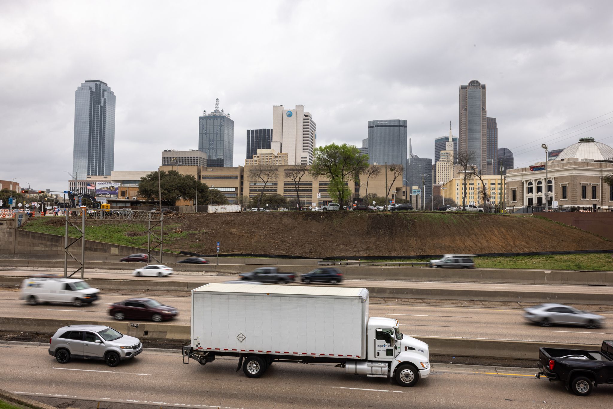 Loop Words Transports 3 hurt, most lanes of DNT closed at Loop 12 after multi-car crash