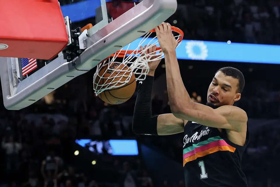San Antonio Spurs forward Victor Wembanyama (1) dunks on the LA Clippers during the fourth quarter at Frost Bank Center in San Antonio, Friday, March 6, 2026. The Spurs rallied from a 25-point deficit to defeat the Clippers, winning the game 116-112.