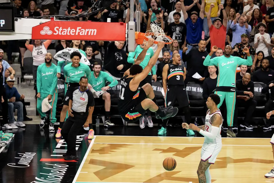 Players and fans react as San Antonio Spurs forward Carter Bryant (11) dunks the ball at Frost Bank Center in San Antonio on Friday, March 6, 2026. The Spurs defeated the Clippers 116-112.