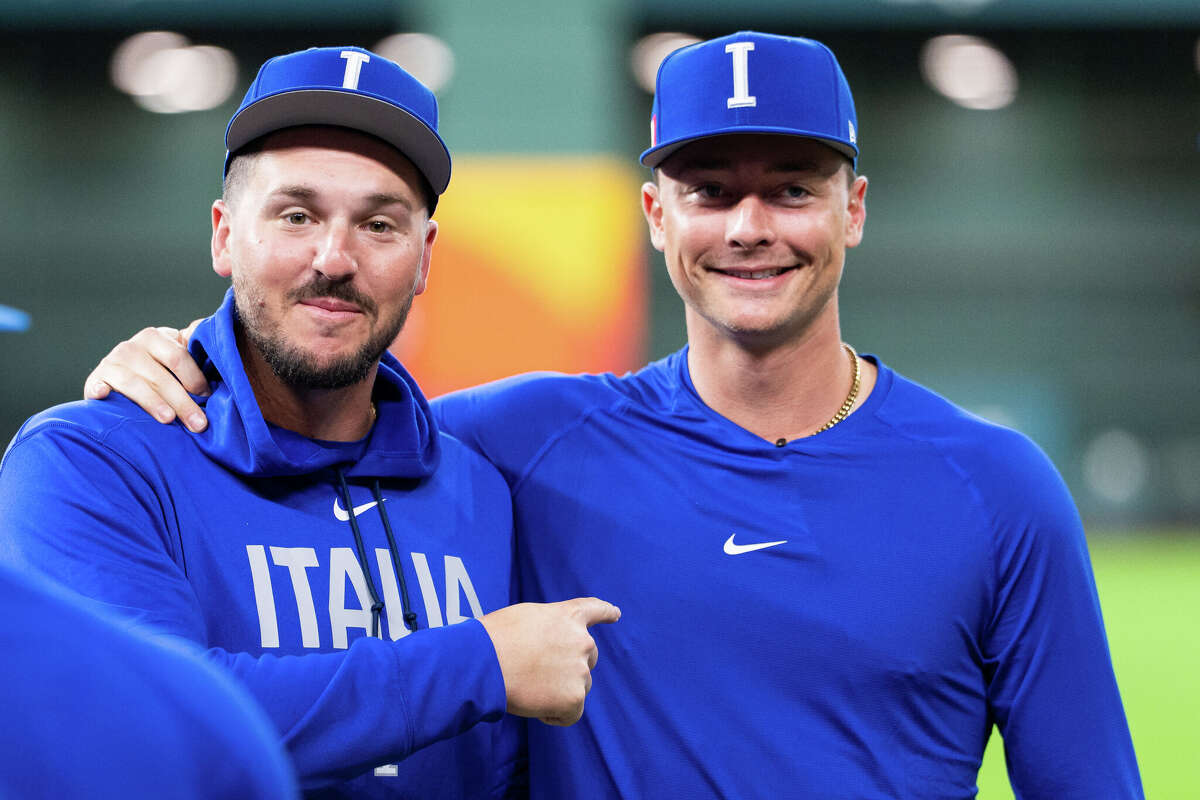 Team Italy captain Vinnie Pasquantino used a perfectly Italian gift to entice Astros' youngster Zach Dezenzo to join the team.