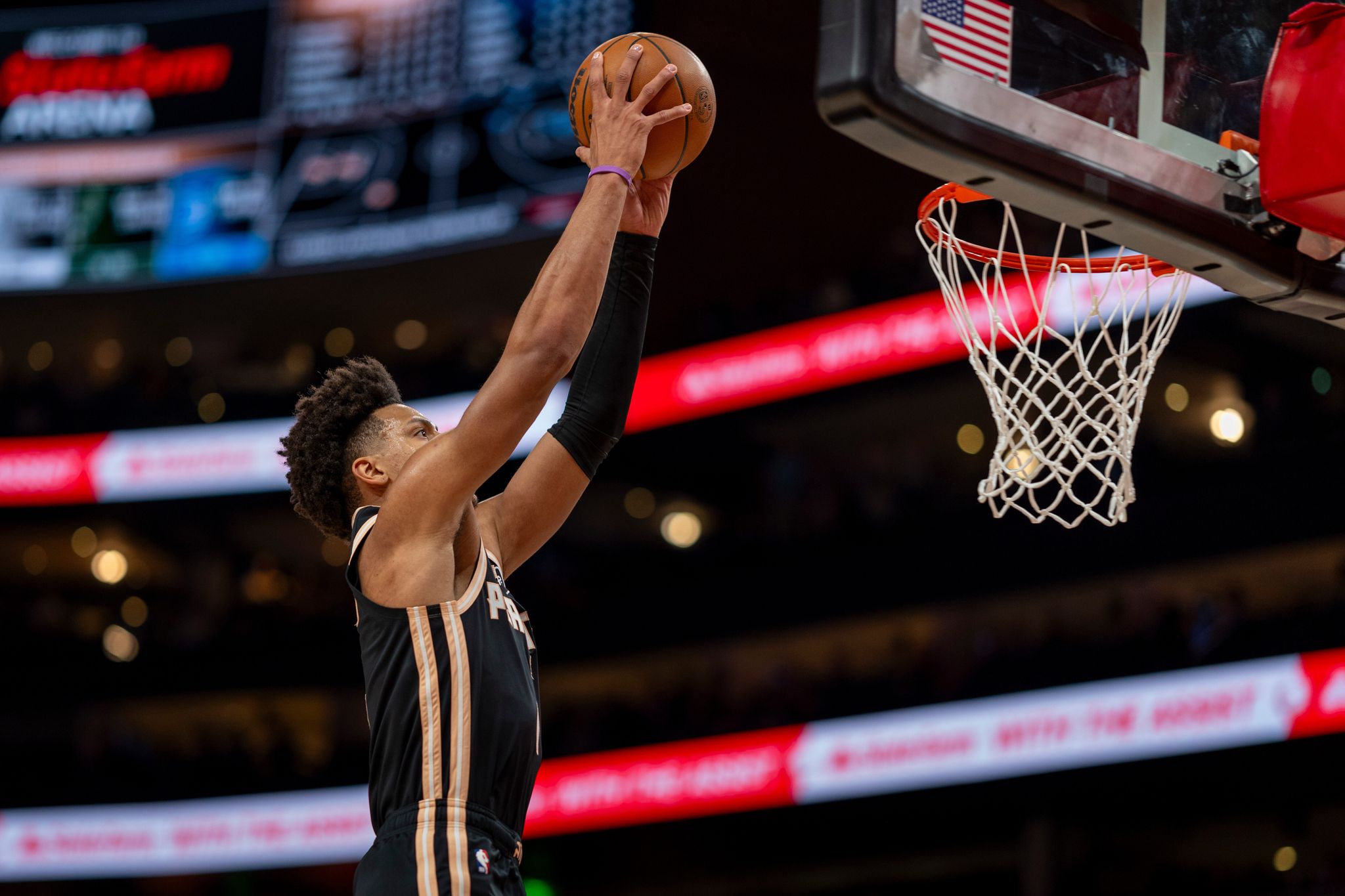 Johnson anota 35 y Hawks doblegan 126-116 a 76ers, que pierden a Maxey ...