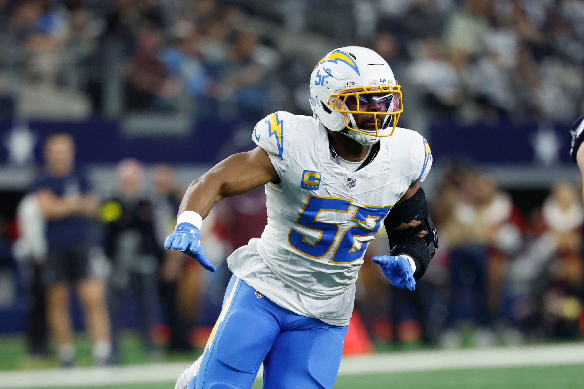 Star edge rusher Khalil Mack agrees to $18 million, 1-year deal with ...