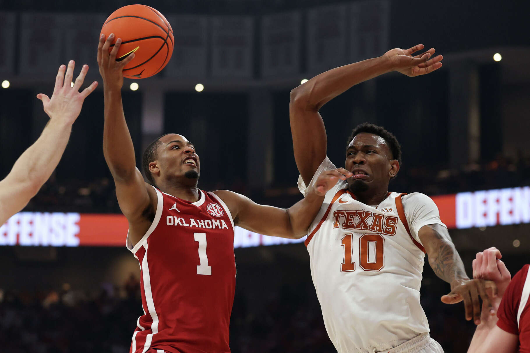 Guard Xzayvier Brown #1 of the Oklahoma Sooners drives to the rim while being defended by forward Nic Codie #10 of the Texas Longhorns during the SEC college basketball game between Texas Longhorns and Oklahoma Sooners on March 7, 2026, at Moody Center in Austin, TX. (Photo by David Buono/Icon Sportswire via Getty Images)