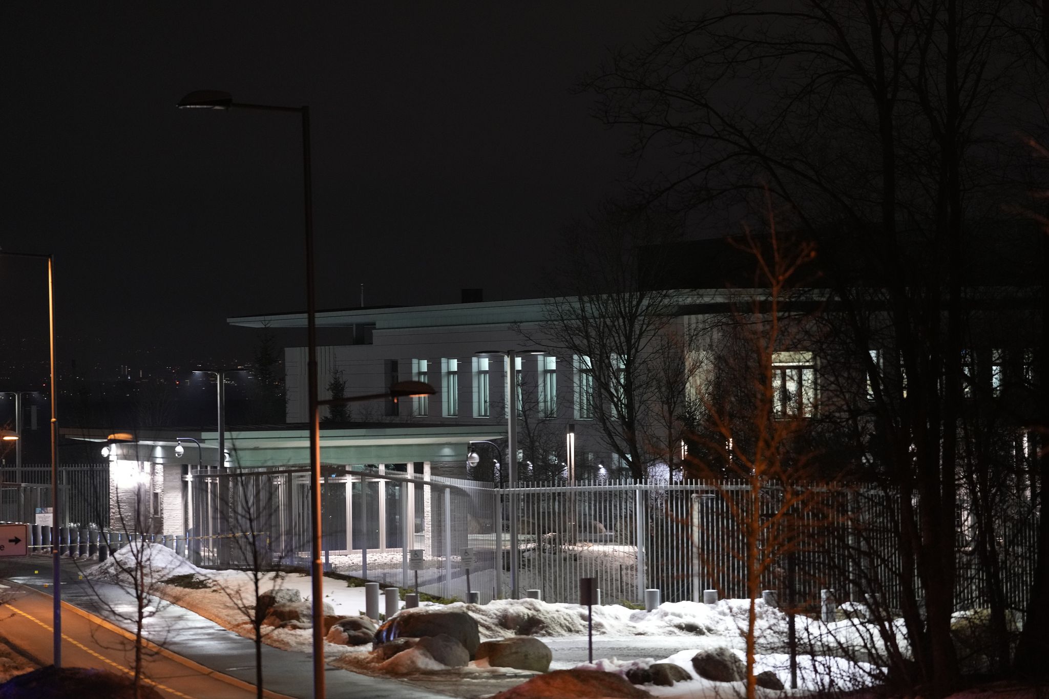 Police investigate a potential explosion outside the US Embassy in Oslo ...