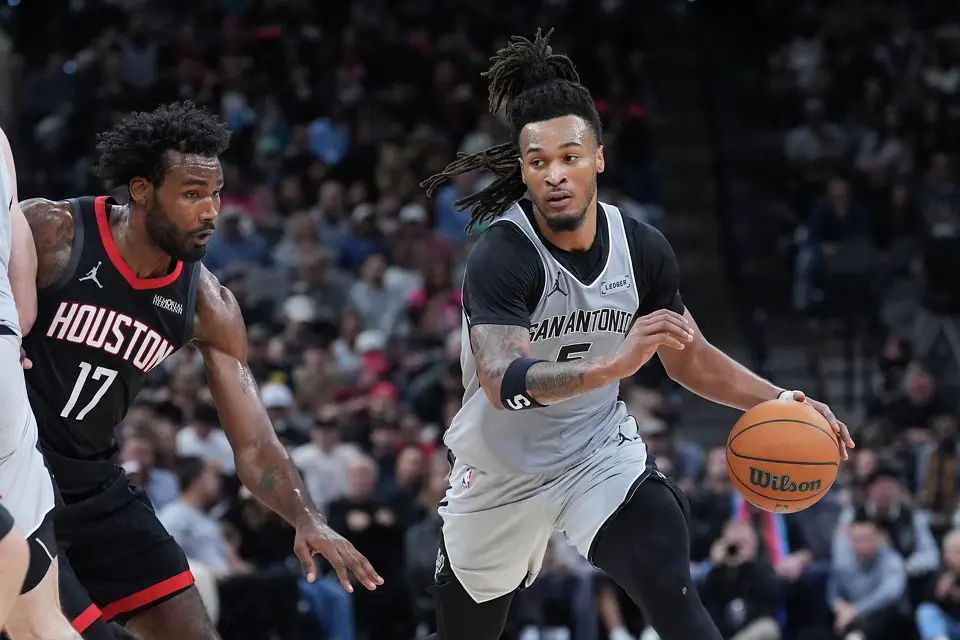 San Antonio Spurs guard Stephon Castle (5) drives around Houston Rockets forward Tari Eason (17) during the first half of an NBA basketball game in San Antonio, Sunday, March 8, 2026. (AP Photo/Eric Gay)