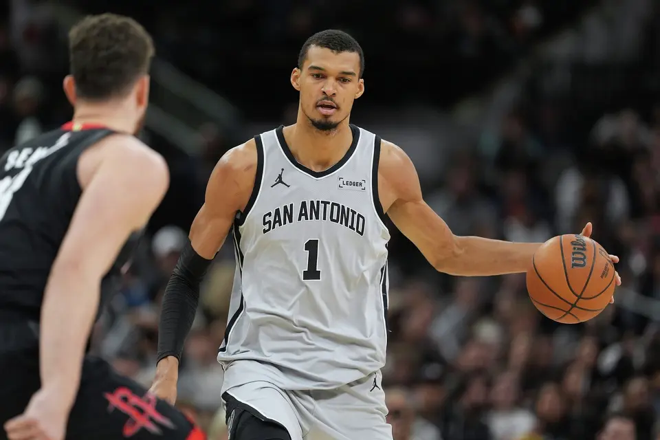 during the first half of an NBA San Antonio Spurs forward Victor Wembanyama (1) move the ball up court against the Houston Rockets basketball game in San Antonio, Sunday, March 8, 2026. (AP Photo/Eric Gay)