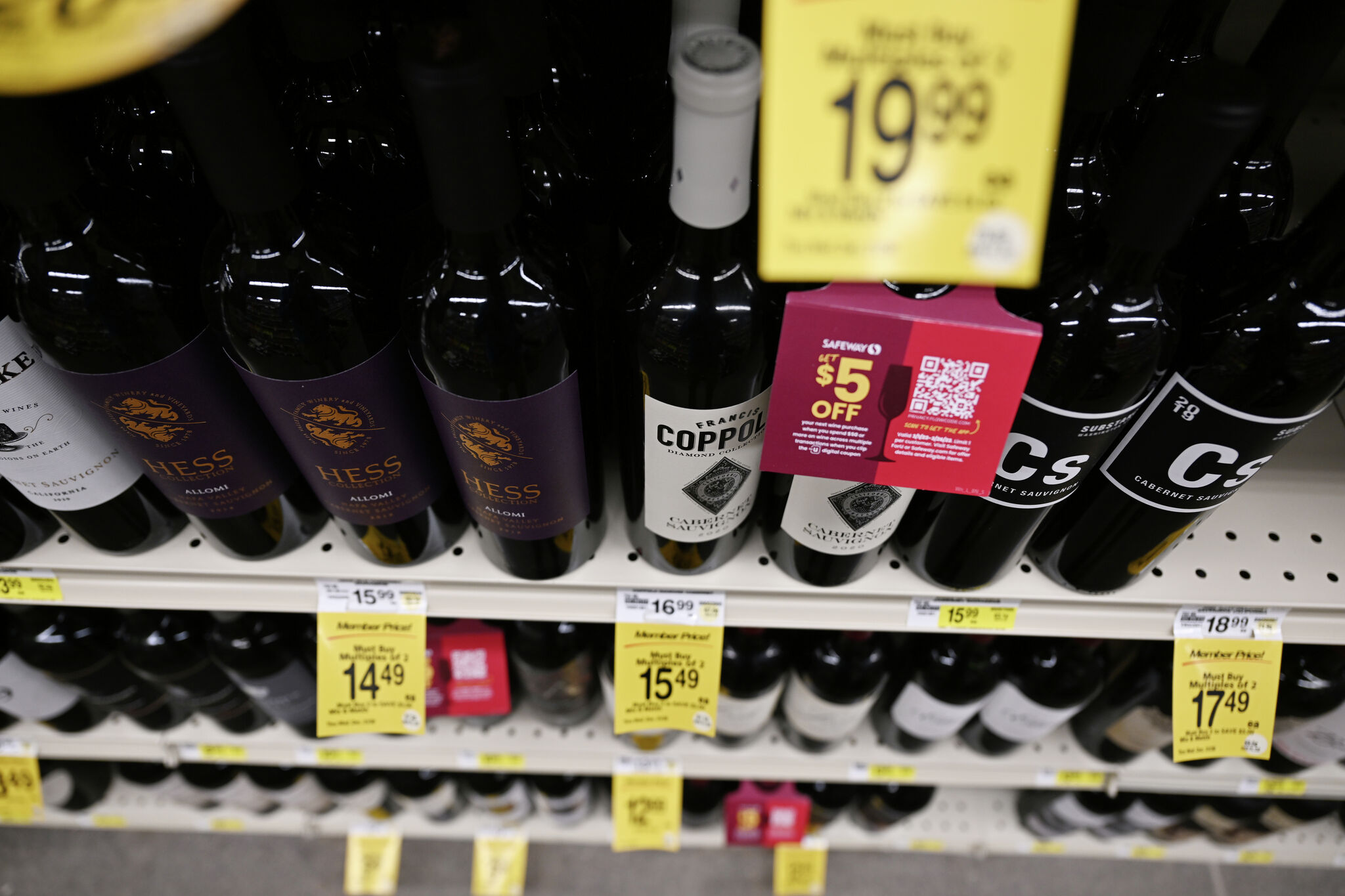 5 former California execs indicted in grocery store bribery case