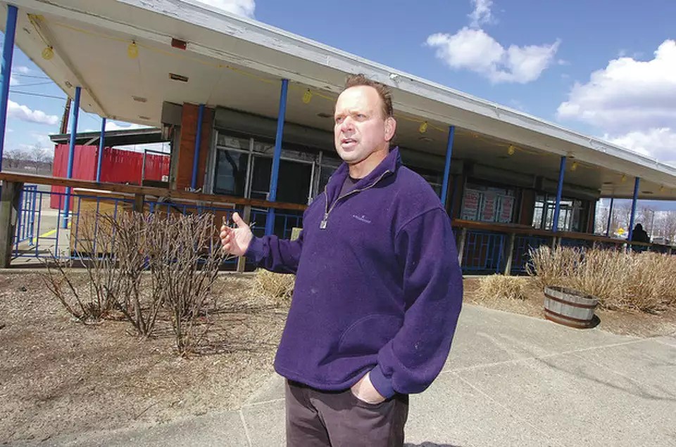 Clyde Ripka, who united Norwalk beachgoers at Ripka's Beach Café, dies