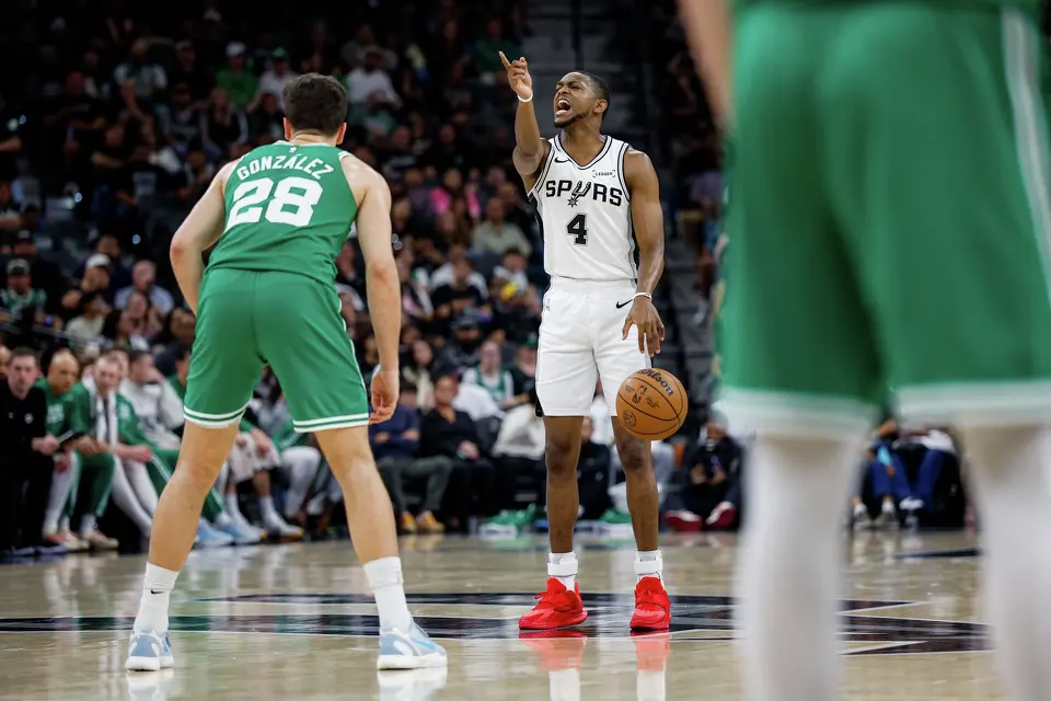 San Antonio Spurs guard De'aaron Fox (4) directs his teammates during a home game at Frost Bank Center in San Antonio, Tuesday, March 10, 2026. The Spurs defeated the Celtics 125-116.