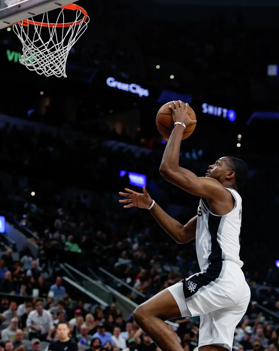 San Antonio Spurs guard De'aaron Fox (4) goes up for a shot against the Boston Celtics at Frost Bank Center in San Antonio, Tuesday, March 10, 2026.