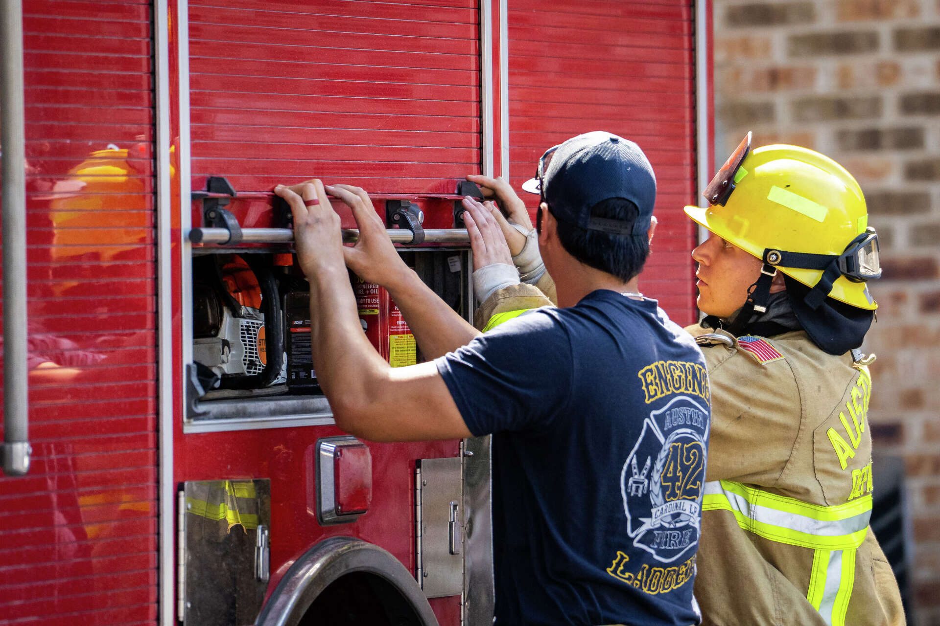 3 children dead, 3 people injured in East Austin apartment fire