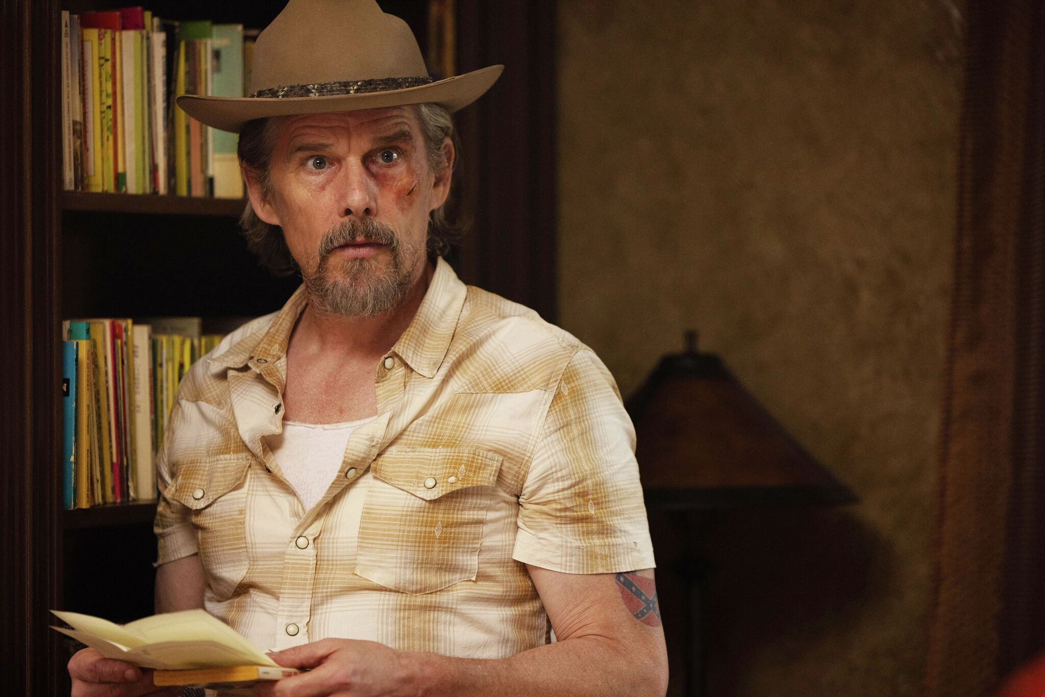 Tommy Lee Jones joins The Lowdown Season 2 — cast still Tommy Lee Jones in character for FX's The Lowdown Season 2, seated in front of bookshelves