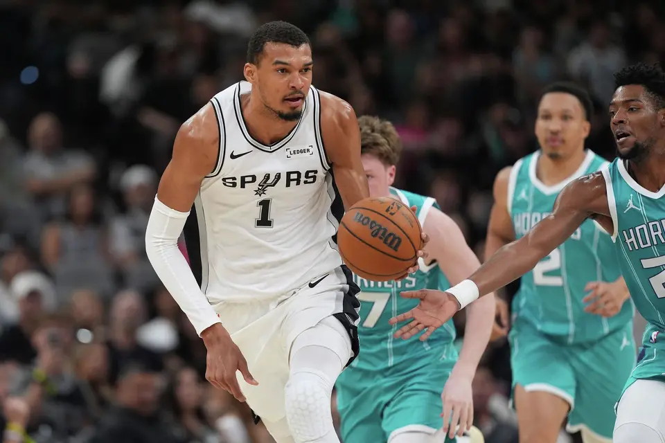 San Antonio Spurs forward Victor Wembanyama (1) move the ball up court against the Charlotte Hornets during the first half of an NBA basketball game in San Antonio, Saturday, March 14, 2026. (AP Photo/Eric Gay)