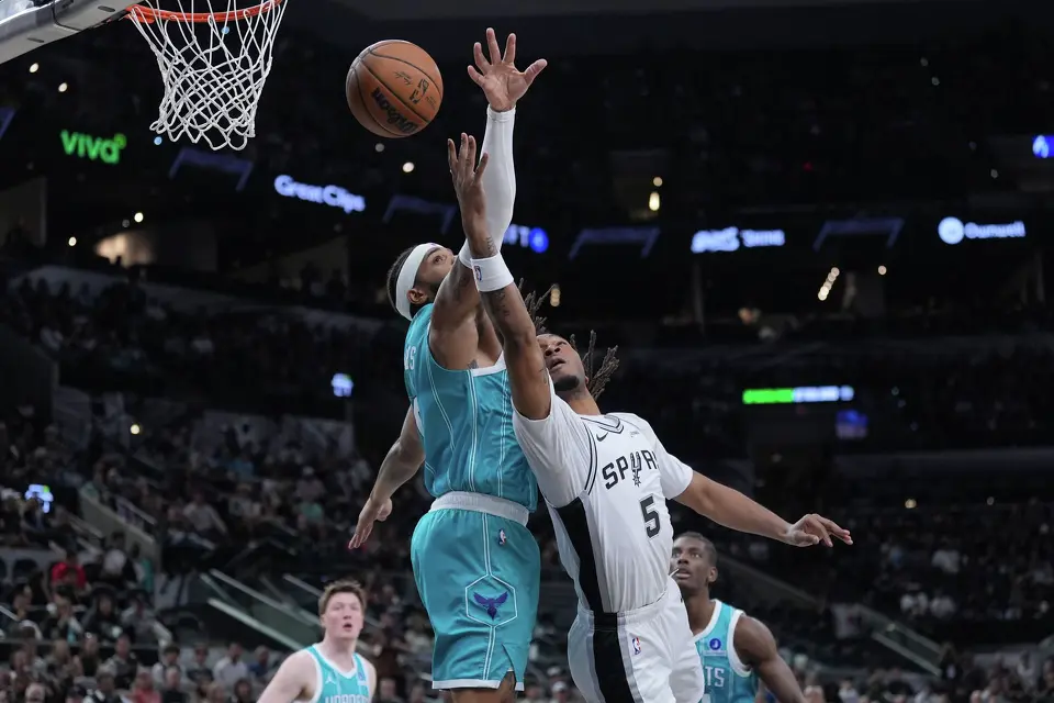 San Antonio Spurs guard Stephon Castle (5) drives to the basket against Charlotte Hornets forward Miles Bridges (0) during the first half of an NBA basketball game in San Antonio, Saturday, March 14, 2026. (AP Photo/Eric Gay)