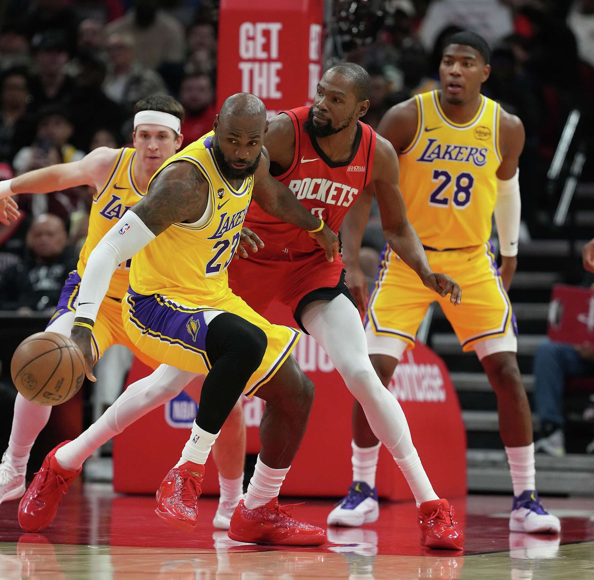 Houston Rockets struggle late in loss to LA Lakers