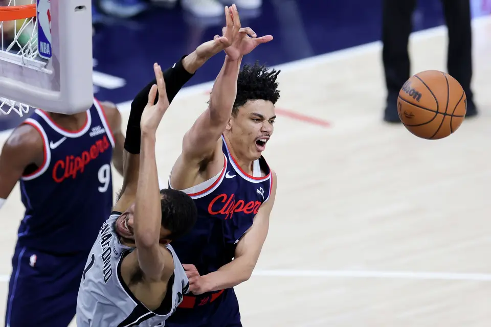 San Antonio Spurs forward Victor Wembanyama, left, is defended by Los Angeles Clippers guard Kobe Sanders during the second half of an NBA basketball game Monday, March 16, 2026, in Inglewood, Calif. (AP Photo/Ryan Sun)