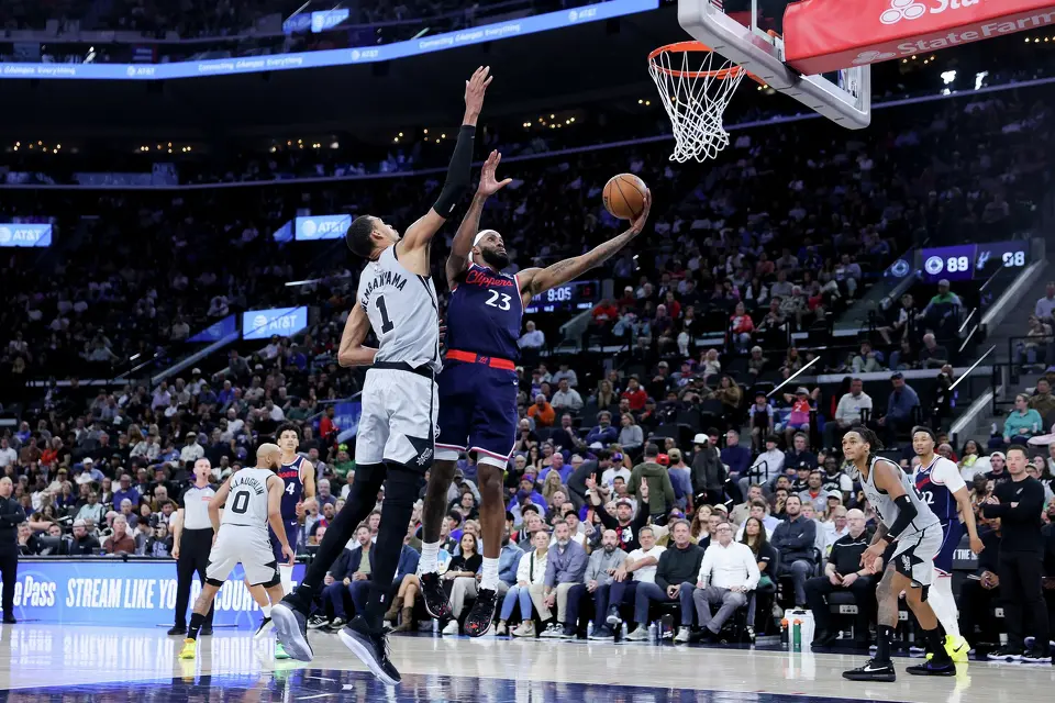 Los Angeles Clippers forward Isaiah Jackson, right, shoots against San Antonio Spurs forward Victor Wembanyama during the second half of an NBA basketball game Monday, March 16, 2026, in Inglewood, Calif. (AP Photo/Ryan Sun)